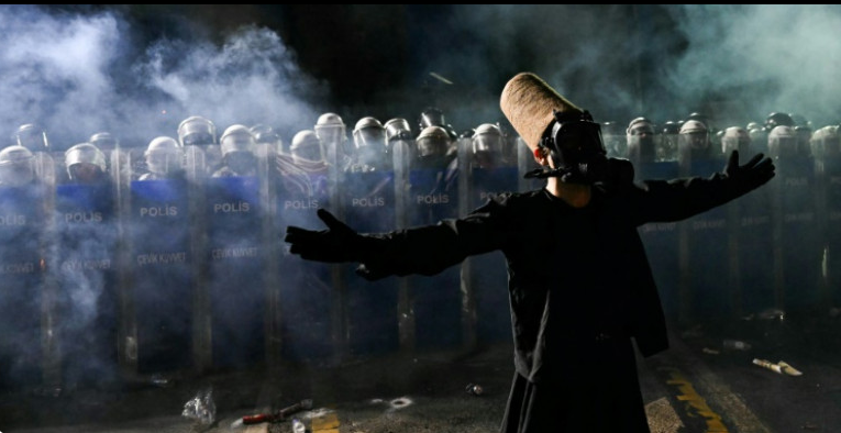 Turki Tahan 1.100 Pengunjuk Rasa Sejak Pesaing Erdogan Ditahan